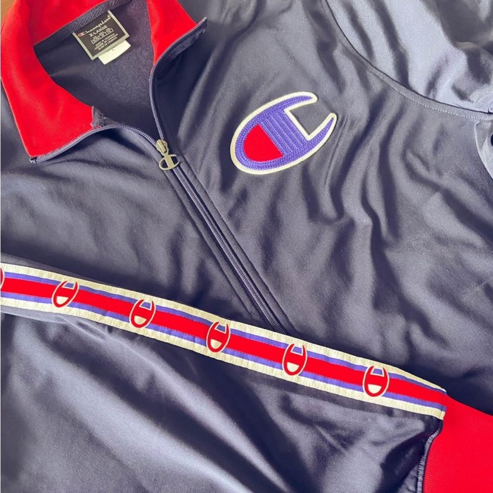 -Navy blue and red vest. Fitted model